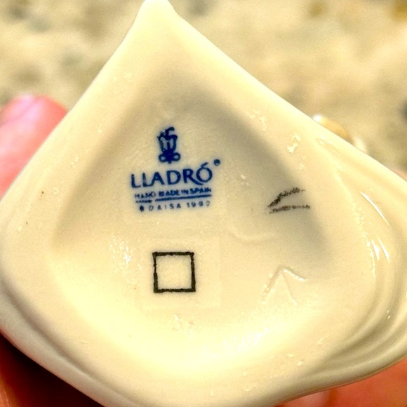 Lladro mini Mrs. Santa Claus #5939 with box, glazed finish, porcelain - Picture 2 of 5